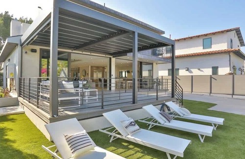 Mid-Wilshire House | 5Bed West Hollywood Home w/Pool & Guest House