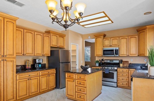 Riverside House | 5BR/3BA | Queen Beds | Family Home in Riverside
