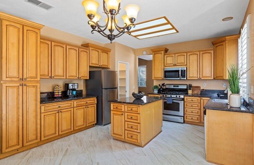 Riverside House | 5BR/3BA | Queen Beds | Family Home in Riverside