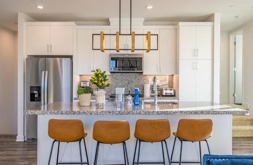 Anaheim Resort Villa | 5mins to Disney/3 Bedroom House with Pool