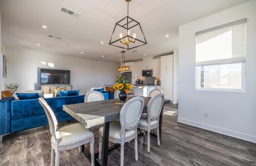 Anaheim Resort Villa | 5mins to Disney/3 Bedroom House with Pool