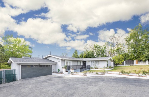 Altadena House | 6 BDRM Home, Big Backyard, Outdoor Deck & 🏀 Court