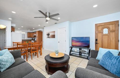West Newport House | 6 Bedroom home located 2 houses in from the Beach