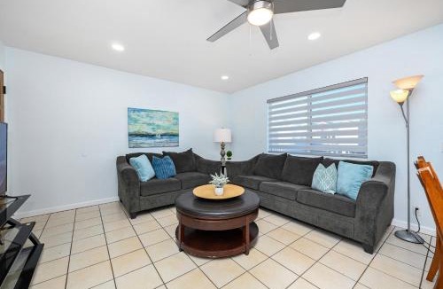 West Newport House | 6 Bedroom home located 2 houses in from the Beach
