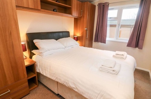 South Lakeland Leisure Village Cabin | 6 Sherwood near Tewitfield. TV