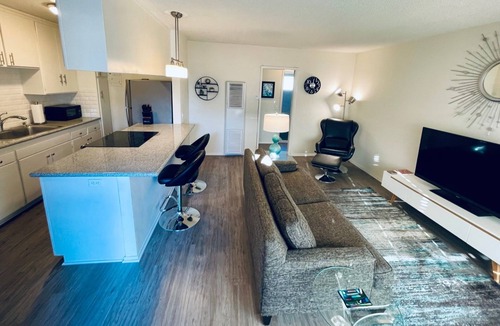 Riverside Rancho Apartment | 60's Modern, Mountain Views, Pool, Near Studios and All L.A. Attractions! Apt 15