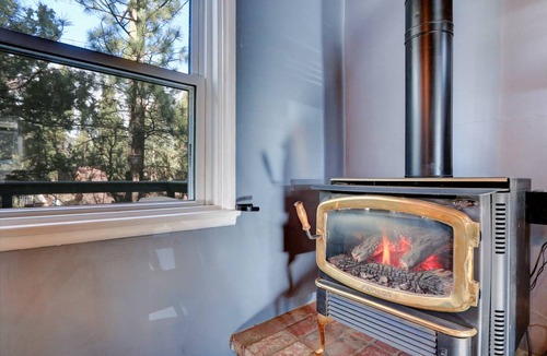 Big Bear City Cabin | 64 m² Cabin ∙ 1 bedroom ∙ 4 guests