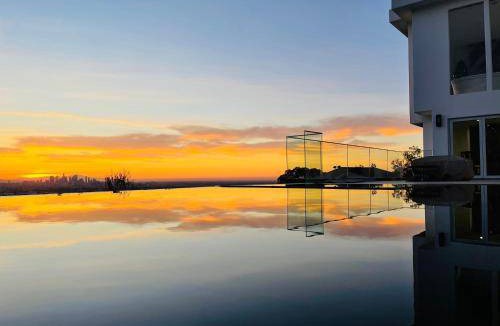 Hollywood Hills West Bed & Breakfast | 65 m² Bed and breakfast ∙ 4 guests