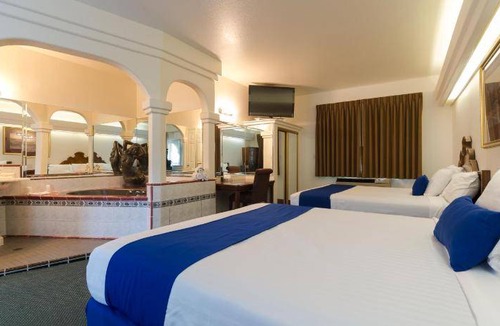NoHo Arts District House | 65 m² Motel ∙ 127 guests