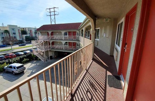 NoHo Arts District House | 65 m² Motel ∙ 127 guests