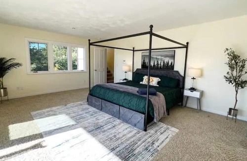 San Anselmo House | 6BD/3.5BA Hilltop Haven| Hot Tub+Billiards+Views!