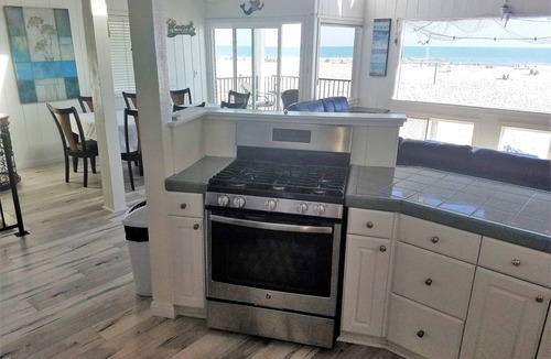 Santa Ana Heights House | 7-bedroom beachfront house in amazing Newport Beach