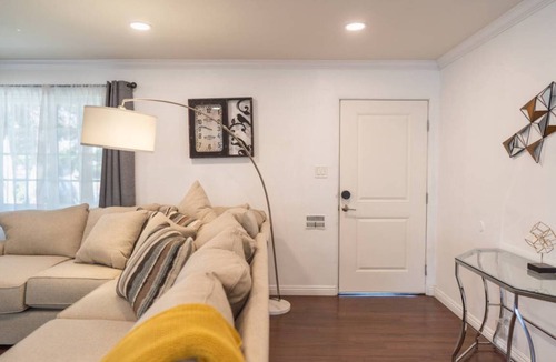 Burbank House | 70 m² House ∙ 2 bedrooms ∙ 6 guests