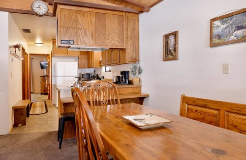 Summit Estates Cabin | 76 m² Cabin ∙ 2 bedrooms ∙ 4 guests