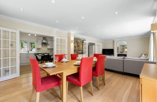 Sunninghill House | 7Bed 5Bath 2Kitchen Retreat with Parking in Ascot