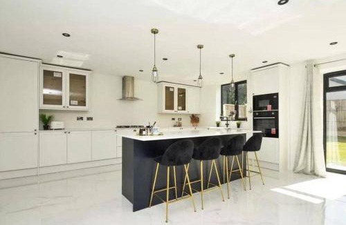 Wolverhampton House | 8 Bedroom House Sleeps 20 - Private Garden