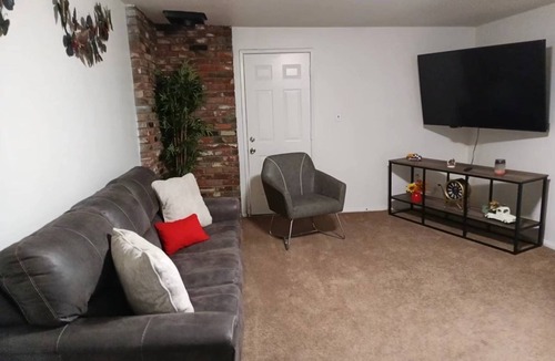 Quartz Hill House | 8 Beds/2Full-Bath Entire guesthome for 13 guest