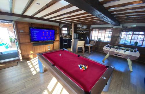 Saint Owen's Cross House | 8 BR Luxury Farmhouse | Tennis Court & EV Charging