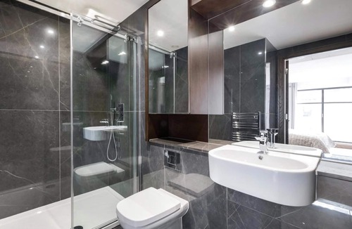 Whittington Apartment | 8 Guests Modern Apartment