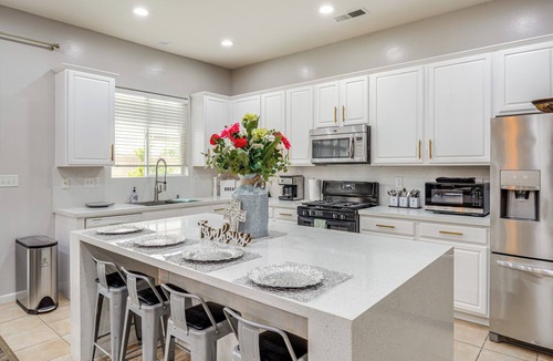 Greenacres House | 8 Mi to Beach Park: Bakersfield Gem w/Yard!