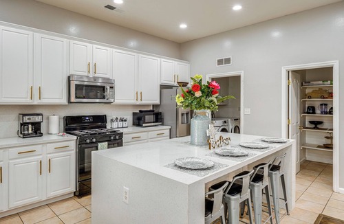 Greenacres House | 8 Mi to Beach Park: Bakersfield Gem w/Yard!