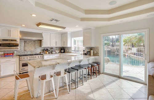 Henninger Park House | 8 Mi to Disney: Santa Ana Home w/Bar & Patio!