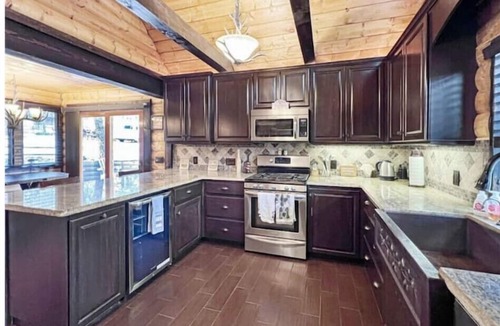 Wrightwood Cabin | 8 min walk to village,Cozy, heater,A.C, fireplace, 5 min drive to mountain high