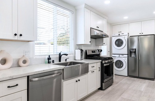 Fullerton House | 8 Mins to Disney: Sleeps 8 + Fire Pit + Laundry