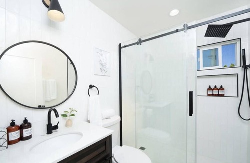 Southwest Anaheim House | 9 mins to Disneyland | Bluetique