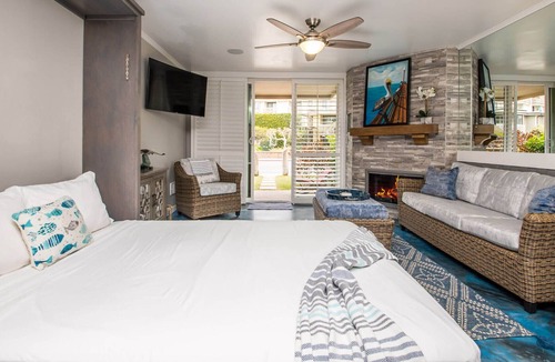 Townsite House | A-15 Ocean Chic Condo | Steps to the Sand | Pool Spa