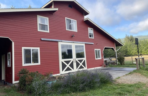 Fieldbrook House | A comfortable stay on a sustainable family farm