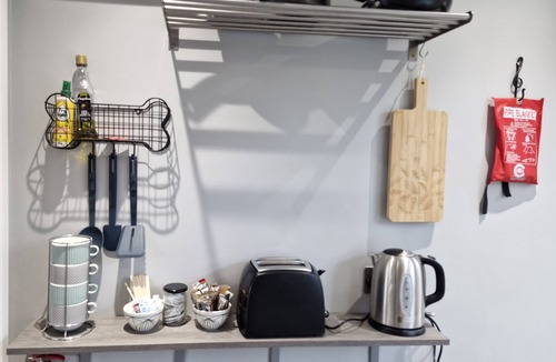 Portsmouth Apartment | A cosy 1 bedroom studio in Portsmouth for short or longer stays. Pet-friendly.