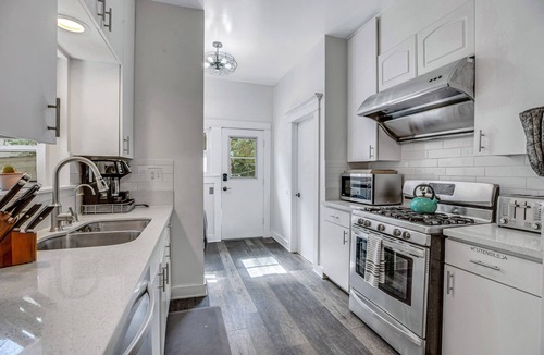 Pasadena House | A Huge, Calm, Relaxing, Beautiful Home w Swim Spa close to Universal Studio