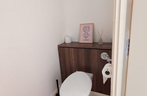 Stratford and New Town Apartment | A large double bedroom with en-suite