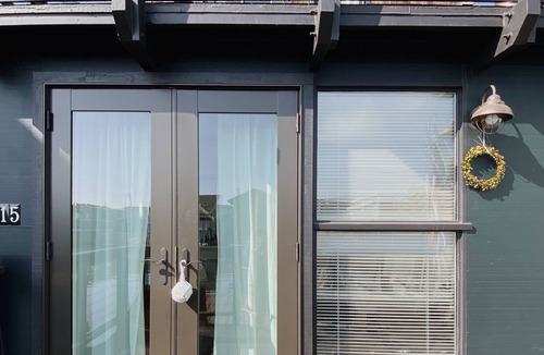 Sausalito Boat Rental | A Parisian ‘Nook’ — A Sausalito Houseboat w/ Private deck, fireplace & kayak