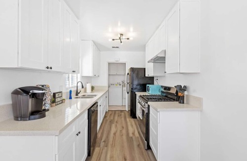 Walnut Valley House | A Pet Friendly 3BR/2BA Queen Suite in West Covina