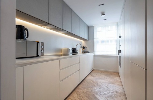 Fitzrovia Apartment | A pop of colours