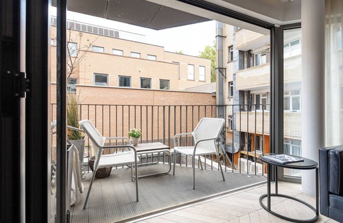 Fitzrovia Apartment | A pop of colours