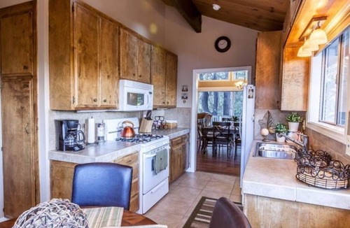 Twin Peaks Cabin | "A RETREAT CABIN PERFECT TO RELAX"