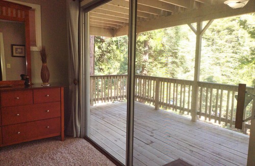 Twin Peaks Cabin | "A RETREAT CABIN PERFECT TO RELAX"