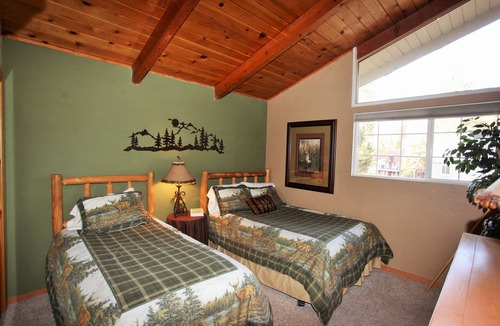 Upper Moonridge Cabin | A Short Walk To The Chairlift-Foosball-BBQ-wireless WIFI -close to golf course