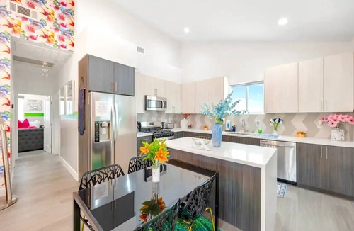 North Hollywood House | A. Stylish & Comfy NoHo Retreat: 5-Star Location - Hot Tub - Free Parking - BBQ!