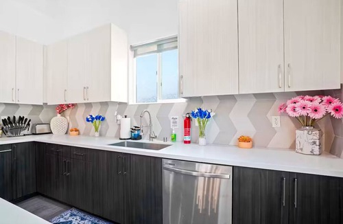 North Hollywood House | A. Stylish & Comfy NoHo Retreat: 5-Star Location - Hot Tub - Free Parking - BBQ!
