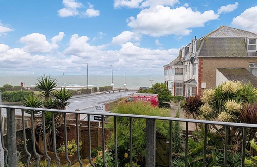 Bognor Regis Cottage | A town house that sleeps 5 guests in 3 bedrooms
