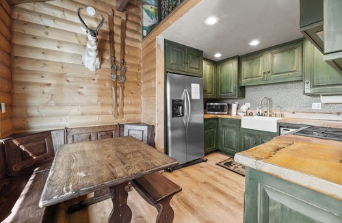 Upper Moonridge Cabin | A Woodsy Mountain Retreat