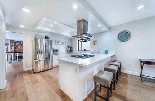 Huntington Beach House | AC, spa, bikes, deck, Steps to beach and shops