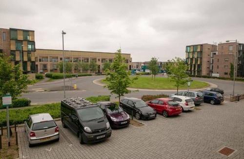 Trumpington House | Addenbrookes Townhouse with Parking and sleeps 6 ; 5 mins to Papworth hospital