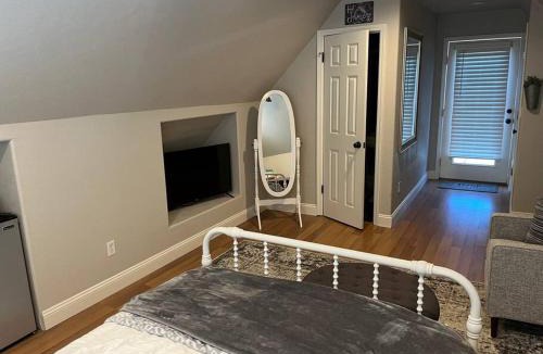 Peters House | Adorable 1 Bedroom with pool, and Horse Arena