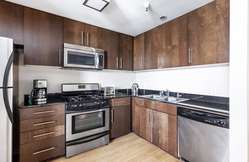 Palms Apartment | Adorable Culver City 1BR w/W/D, Gym, Pool, Walk to Shops, by Blueground