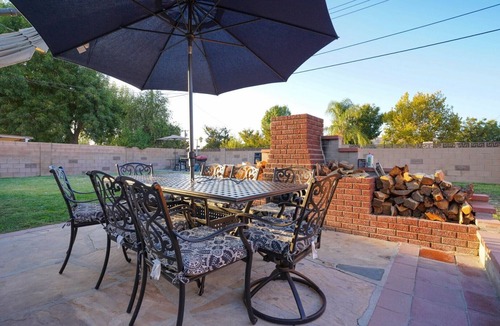 Canyon Country House | Adorable House with fireplace in backyard